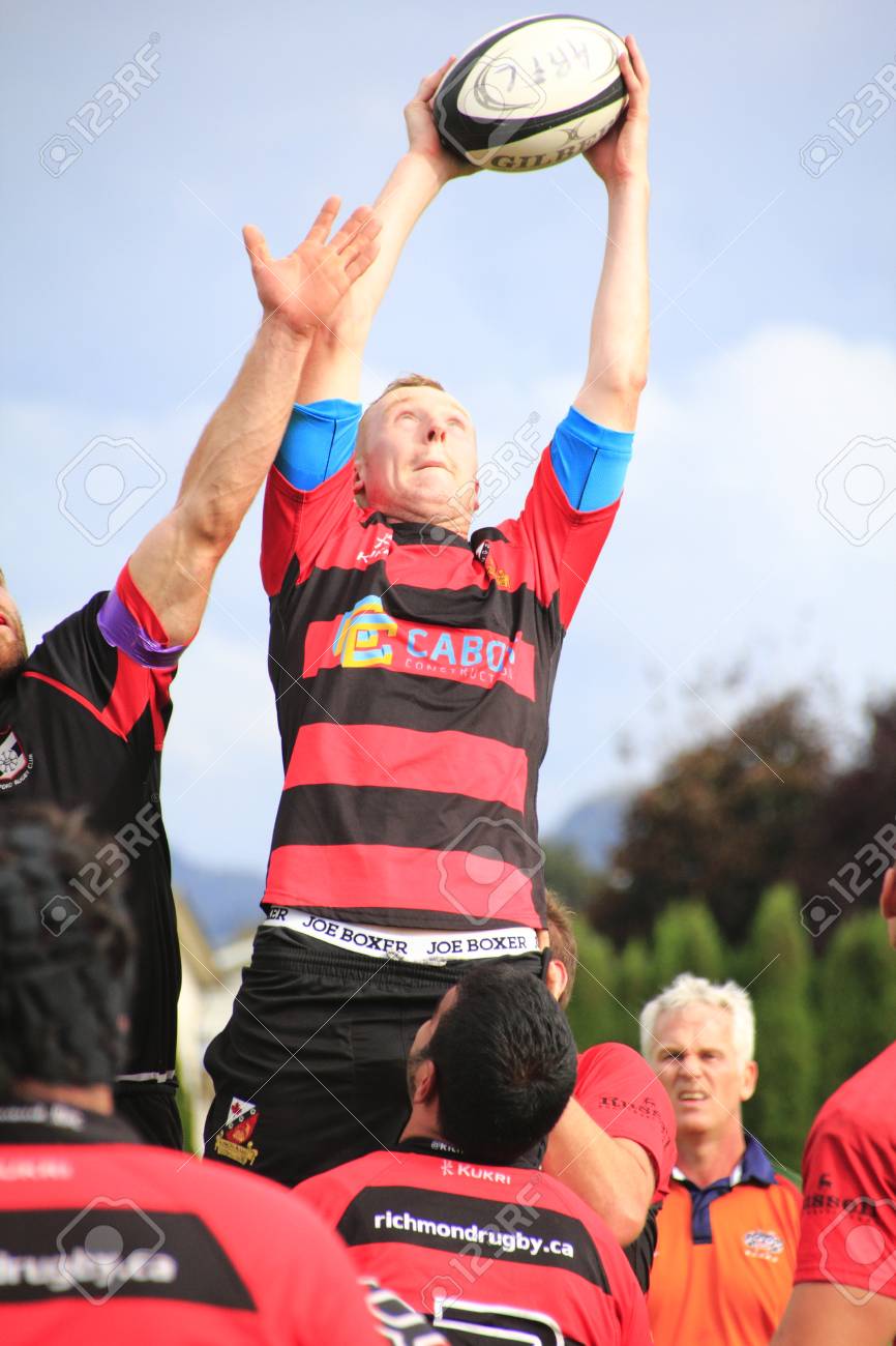 カナダのラグビー プレーヤーはライン出力パスの後にボールをキャッチします の写真素材 画像素材 Image