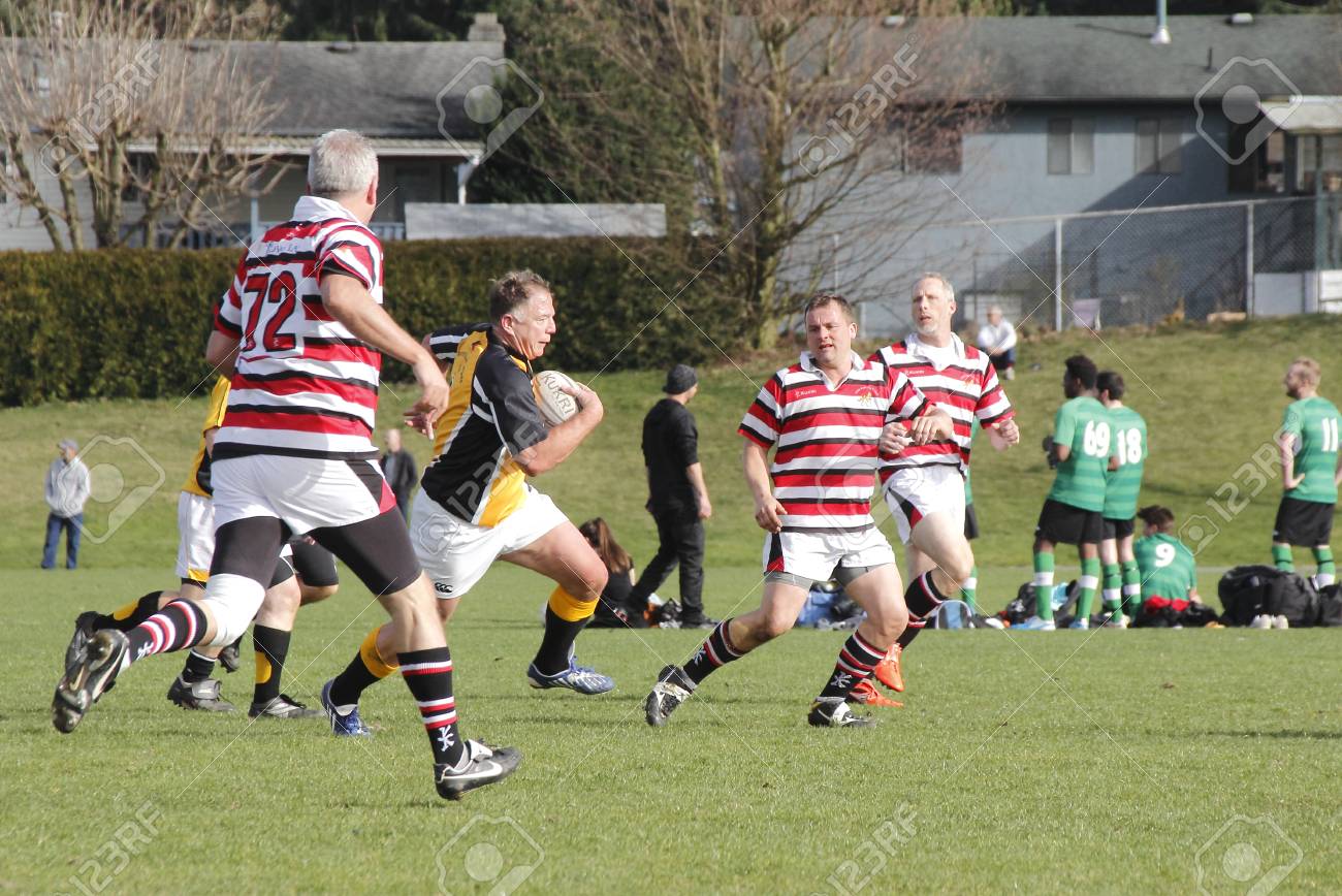 前方は高齢者のラグビーの試合でボールを運ぶ の写真素材 画像素材 Image