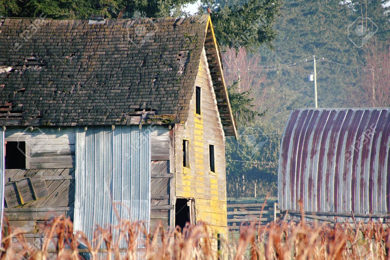 長年にわたって立っている古い素朴な納屋 の写真素材 画像素材 Image
