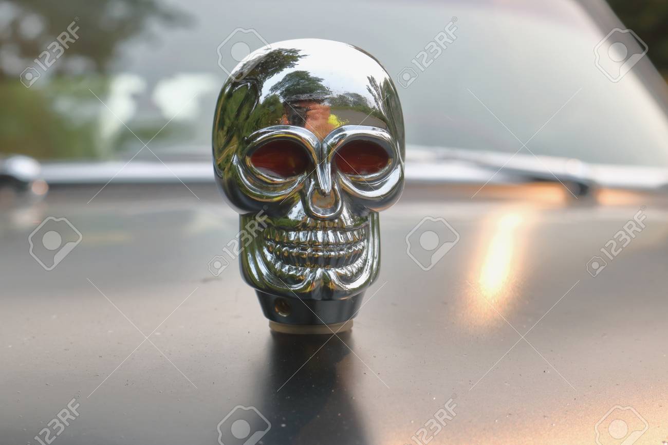 車のボンネットの飾りの形をした金属の頭蓋骨を閉じます の写真素材 画像素材 Image 4359 車のボンネットの飾りの形をした金属の頭蓋骨を閉じます の写真素材 画像素材 Image 4359