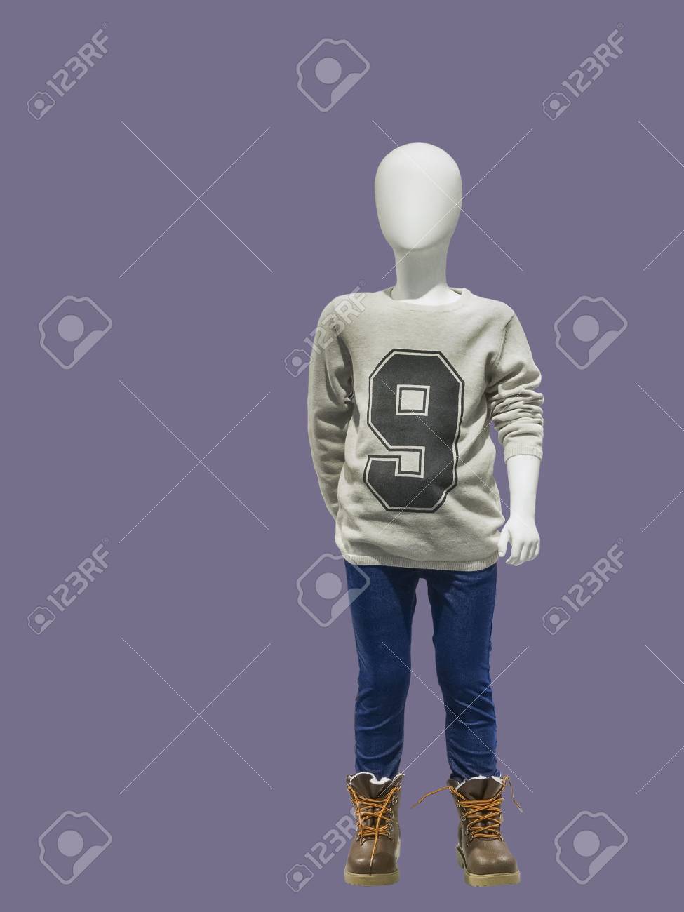 Maniquí De Niño Vestido Con Suéter Gris Y Pantalones Vaqueros Aislado. No Hay Nombres De Marca U Objetos De Derechos De Autor. Fotos, Retratos, Imágenes Y Fotografía De Archivo Libres De