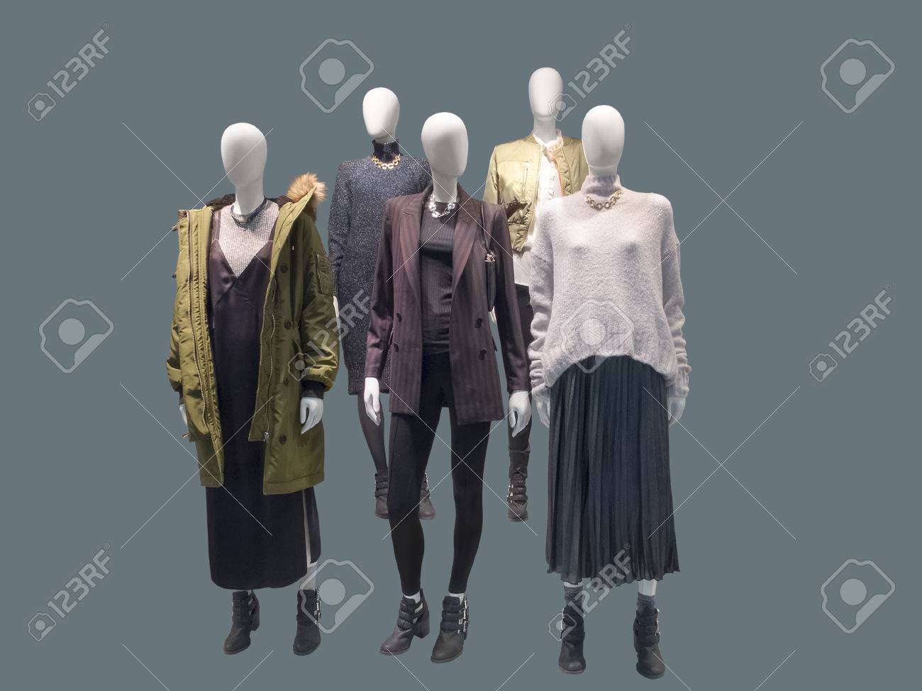 メスのマネキンのグループは 分離された おしゃれな秋冬服を着用します ないブランド名や著作物 の写真素材 画像素材 Image