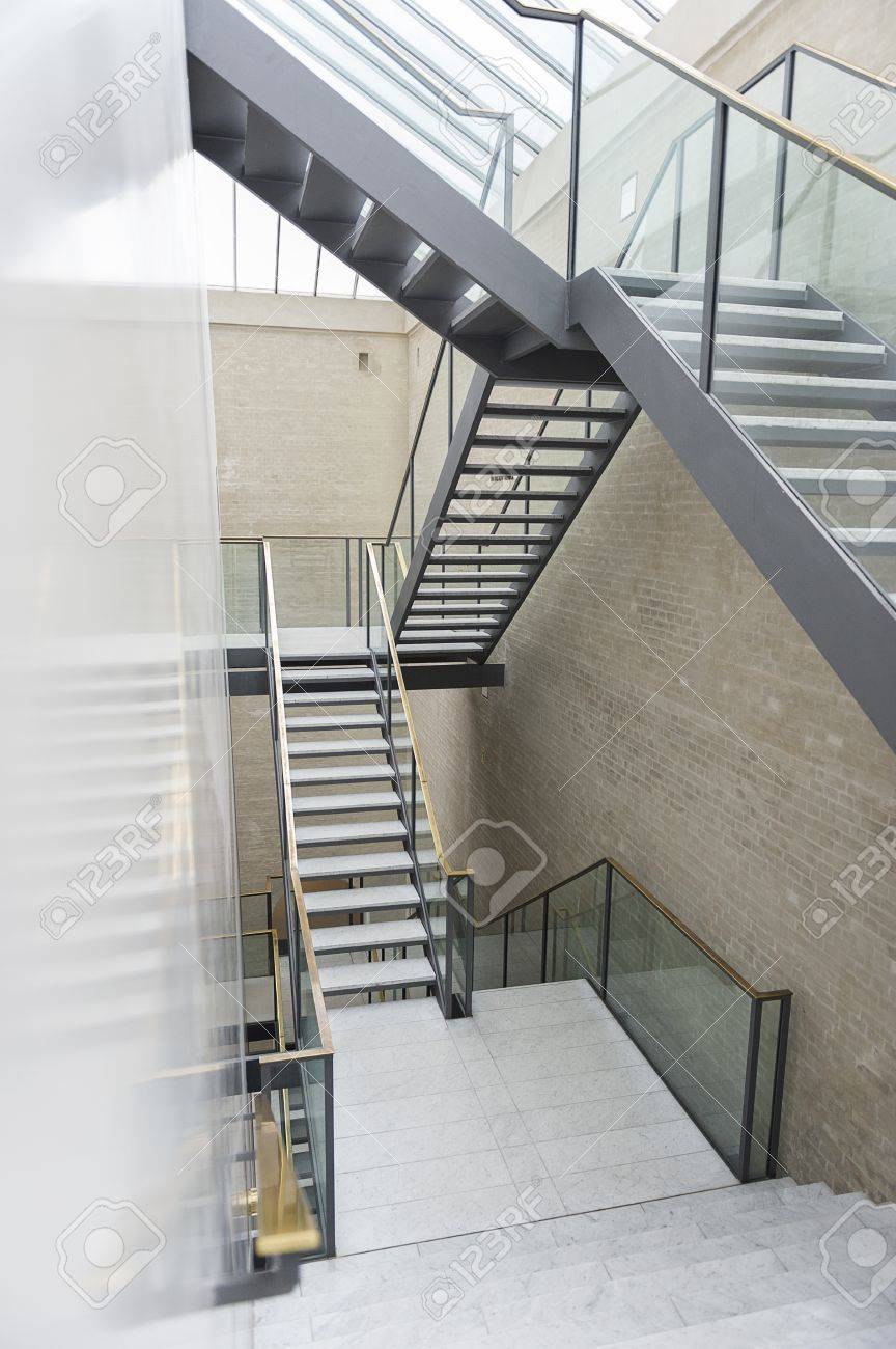 Multi Level Moderne Treppe Aus Stahl Mit Offenen Laufflachen Und Einem Glas Gelander Unter Einem Hellen Luftigen Glasdach Decke In Einem Geschaftshaus Lizenzfreie Fotos Bilder Und Stock Fotografie Image 18832277