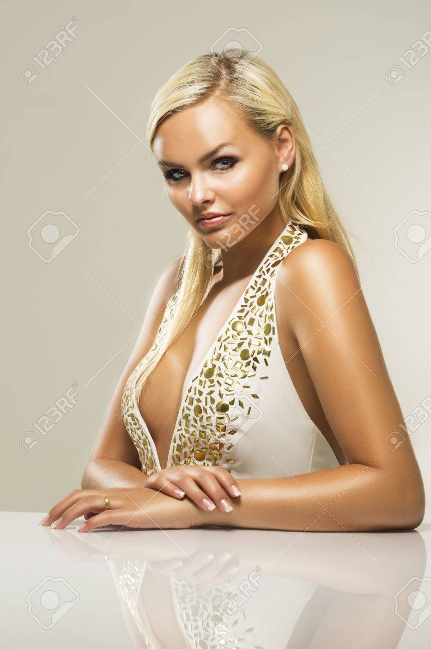 Nette Lesben Ficken Eine Doppelseitige Dildo Auf Der Couch Und Genießen Jede Sekunde Davon Nette Lesben Ficken Eine Doppelseitige Dildo Auf Der Couch Und Genießen Jede Sekunde Davon