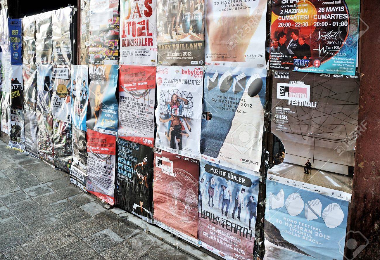 Estambul 26 De Mayo Aviso Carteles En La Pared En El Local De