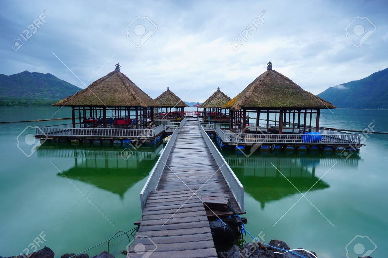 インドネシア バリ島バトゥール湖のレストランをフローティングします の写真素材 画像素材 Image