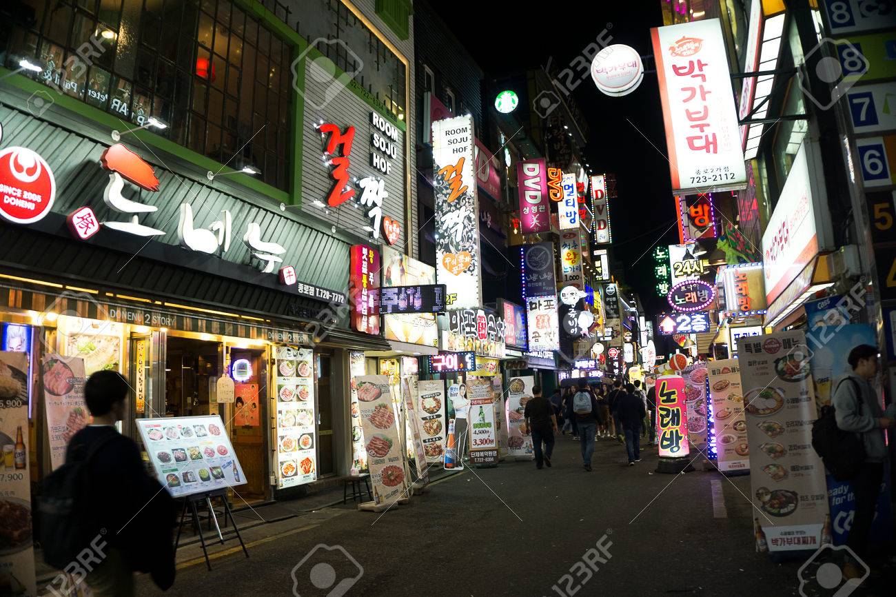 ソウル A 16 年 4 月 27 日 ソウルは眠らない 多様でダイナミックなナイトライフ 韓国の文化は伝統芸能ナイト マーケットに宮殿の地面からどこでもステージング 健在です の写真素材 画像素材 Image ソウル A 16 年 4 月 27 日 ソウルは眠らない 多様でダイナミックなナイトライフ 韓国の文化は伝統芸能ナイト マーケットに宮殿の地面からどこでもステージング 健在です の写真素材 画像素材 Image