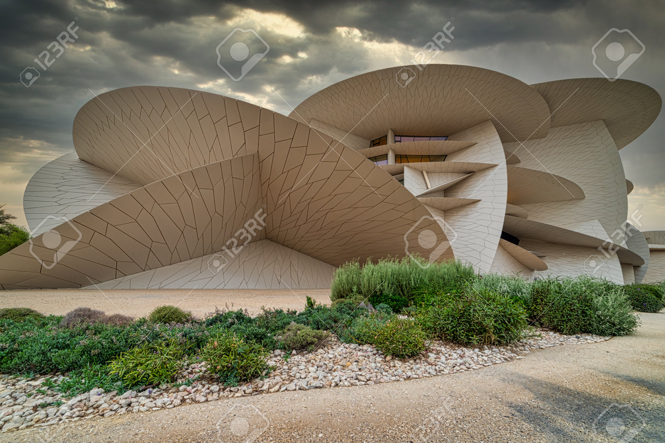 カタール国立博物館（砂漠のバラ）日没時のパノラマの外観と背景の空に