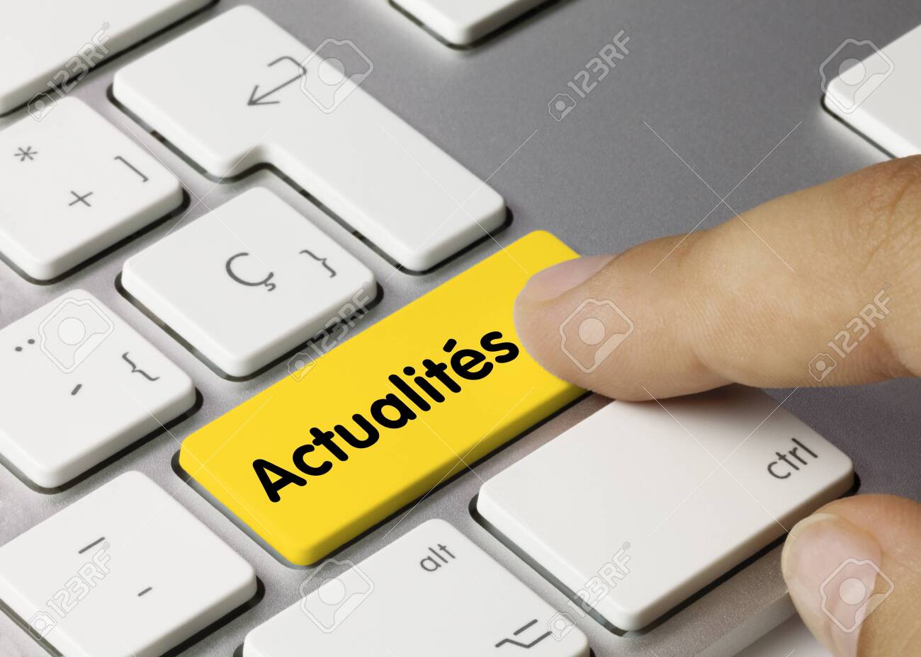 Actualités Written on Yellow Key of Metallic Keyboard. Finger pressing key. - 147231351 Actualités Written on Yellow Key of Metallic Keyboard. Finger pressing key. - 147231351