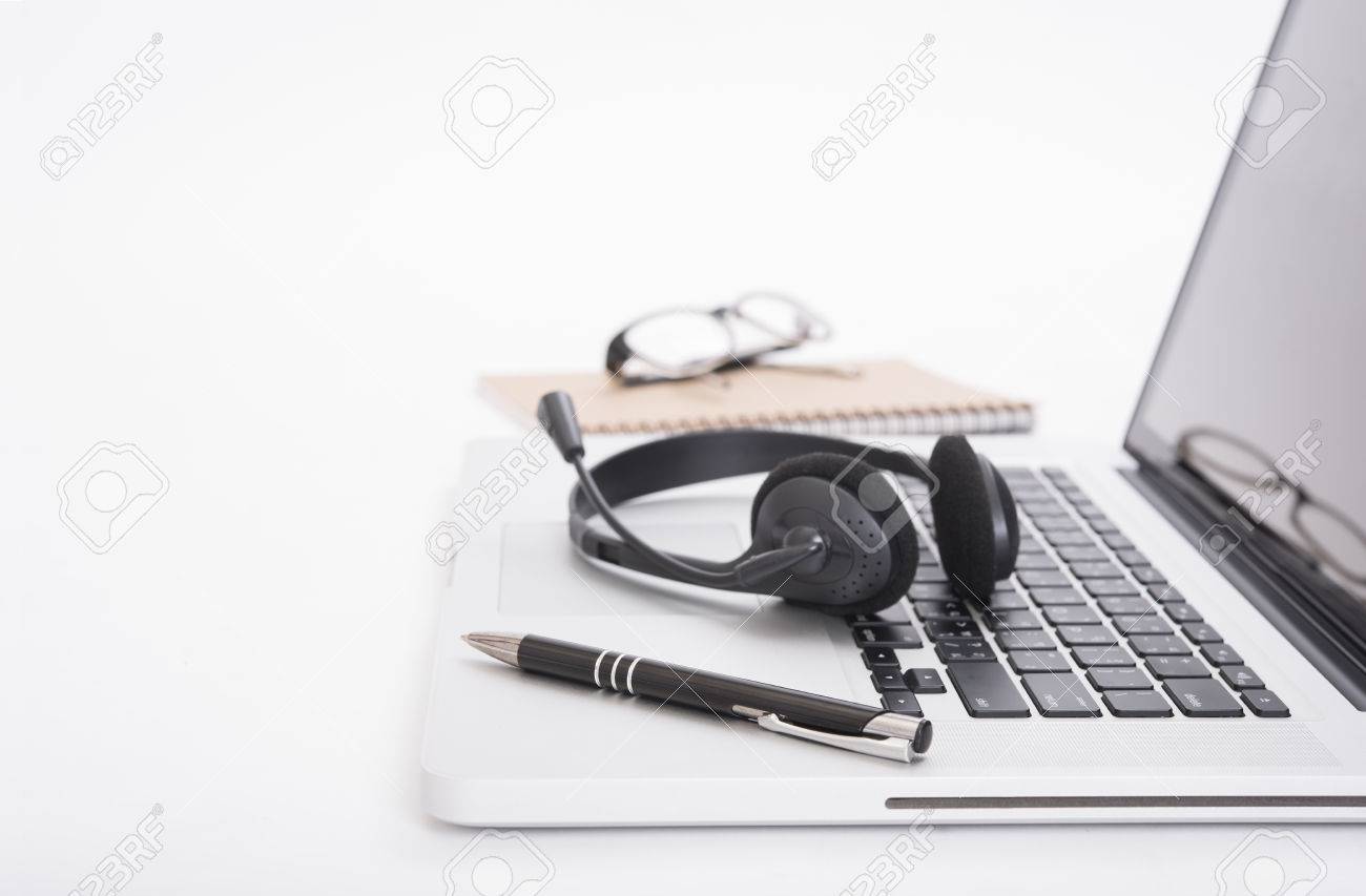 ヘッドセットとコンピューターのラップトップ コール センター サポートおよび顧客サービス ヘルプ 通信のコンセプト の写真素材 画像素材 Image