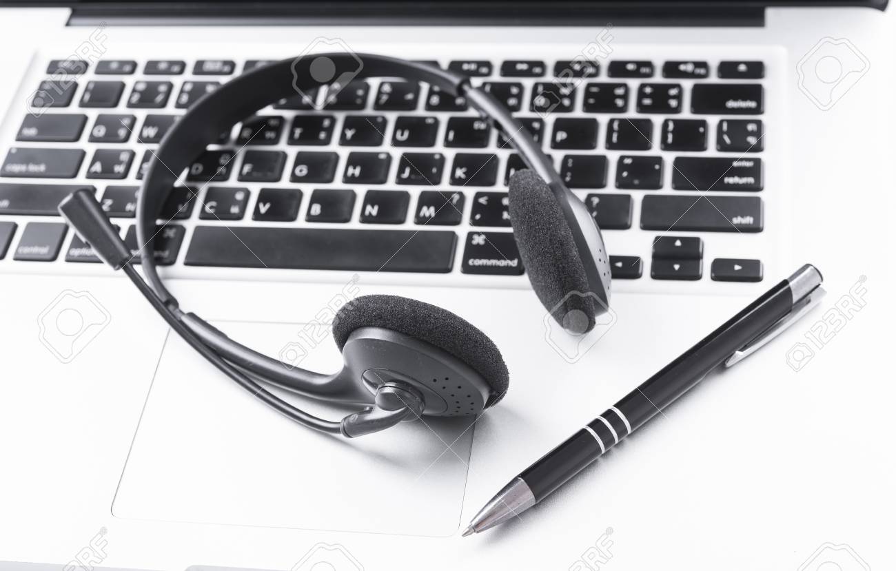 ヘッドセットとコンピューターのラップトップ コール センター サポートおよび顧客サービス ヘルプ 通信のコンセプト の写真素材 画像素材 Image