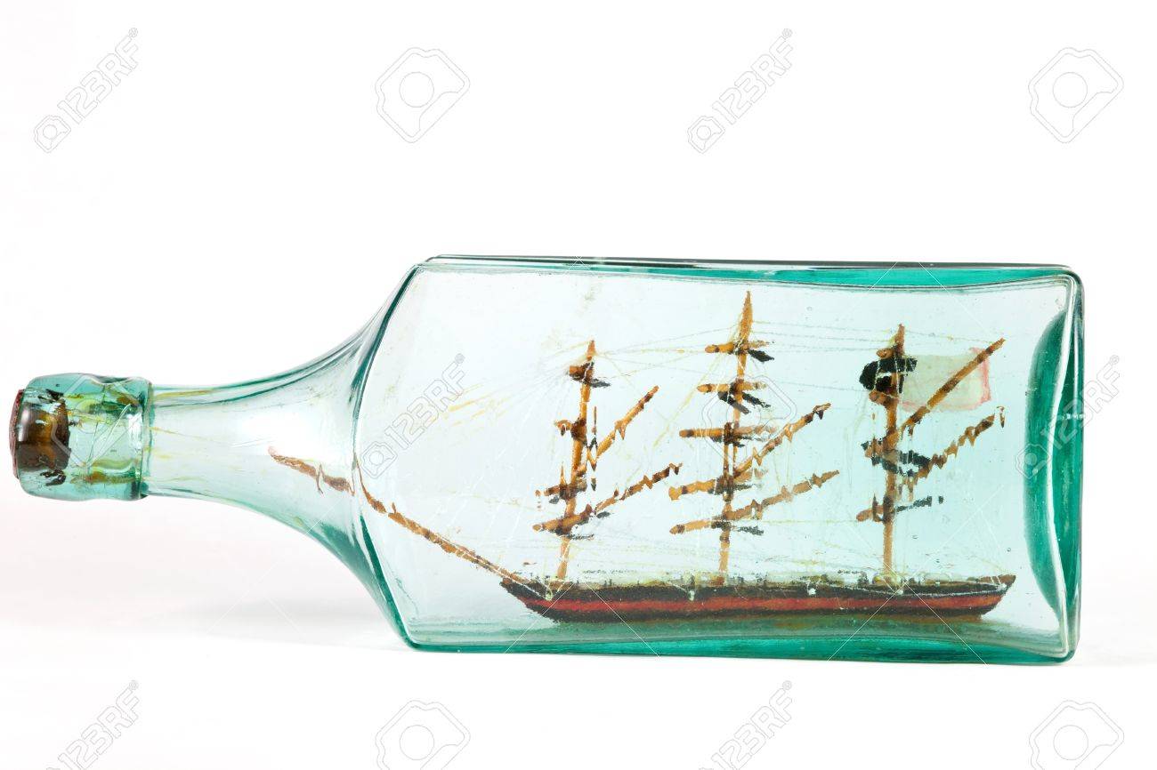 緑の瓶のミニチュア船 の写真素材 画像素材 Image