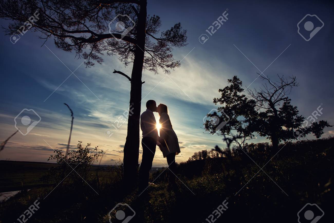 恋人たちがキス夕日美しい空を背景にシルエット の写真素材 画像素材 Image