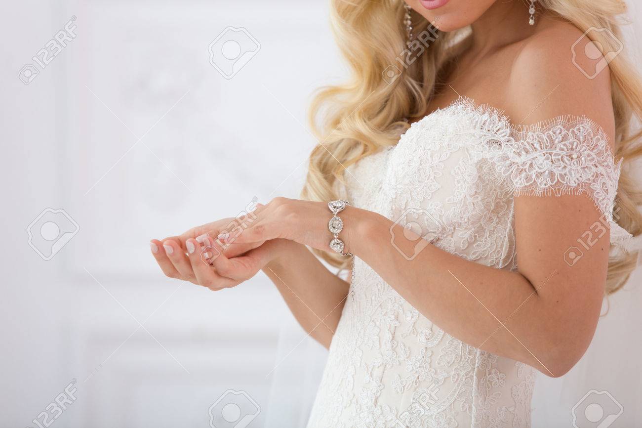 花嫁が手にブレスレットをドレスします の写真素材 画像素材 Image