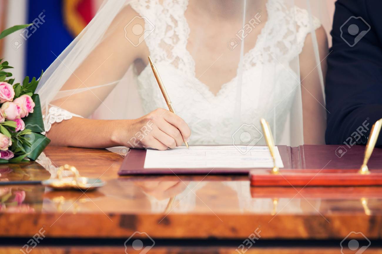結婚式 結婚式のカップルは 彼らの署名を残します の写真素材 画像素材 Image