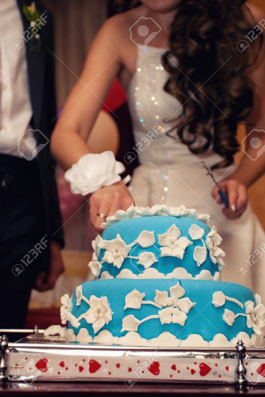 Deliciosa Torta De Boda Azul Turquesa Decorado Con Flores De