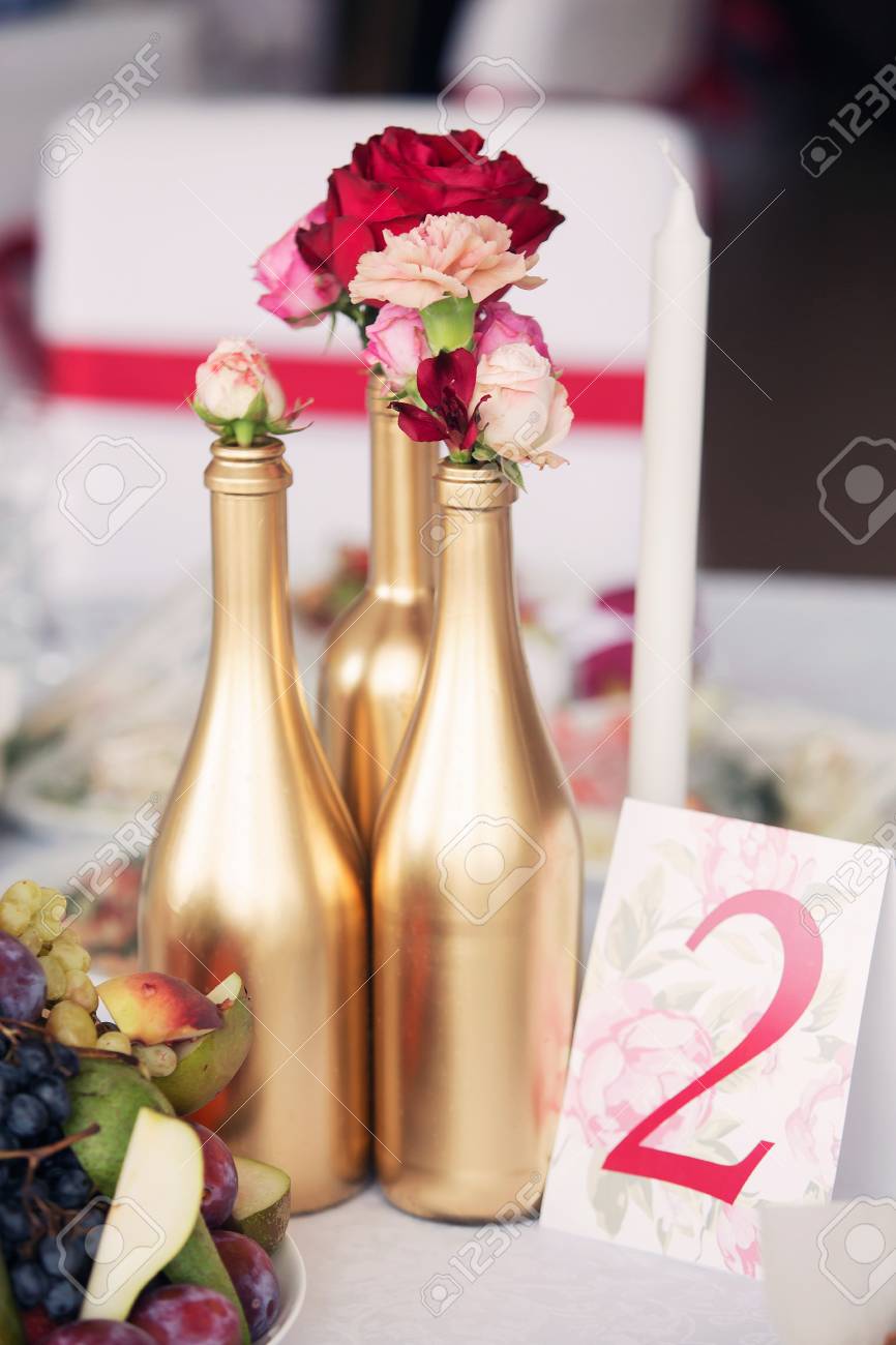 Decoración De Boda Botellas Doradas Y Rosas Rojas Fotos Retratos Imágenes Y Fotografía De Archivo Libres De Derecho Image 72540249