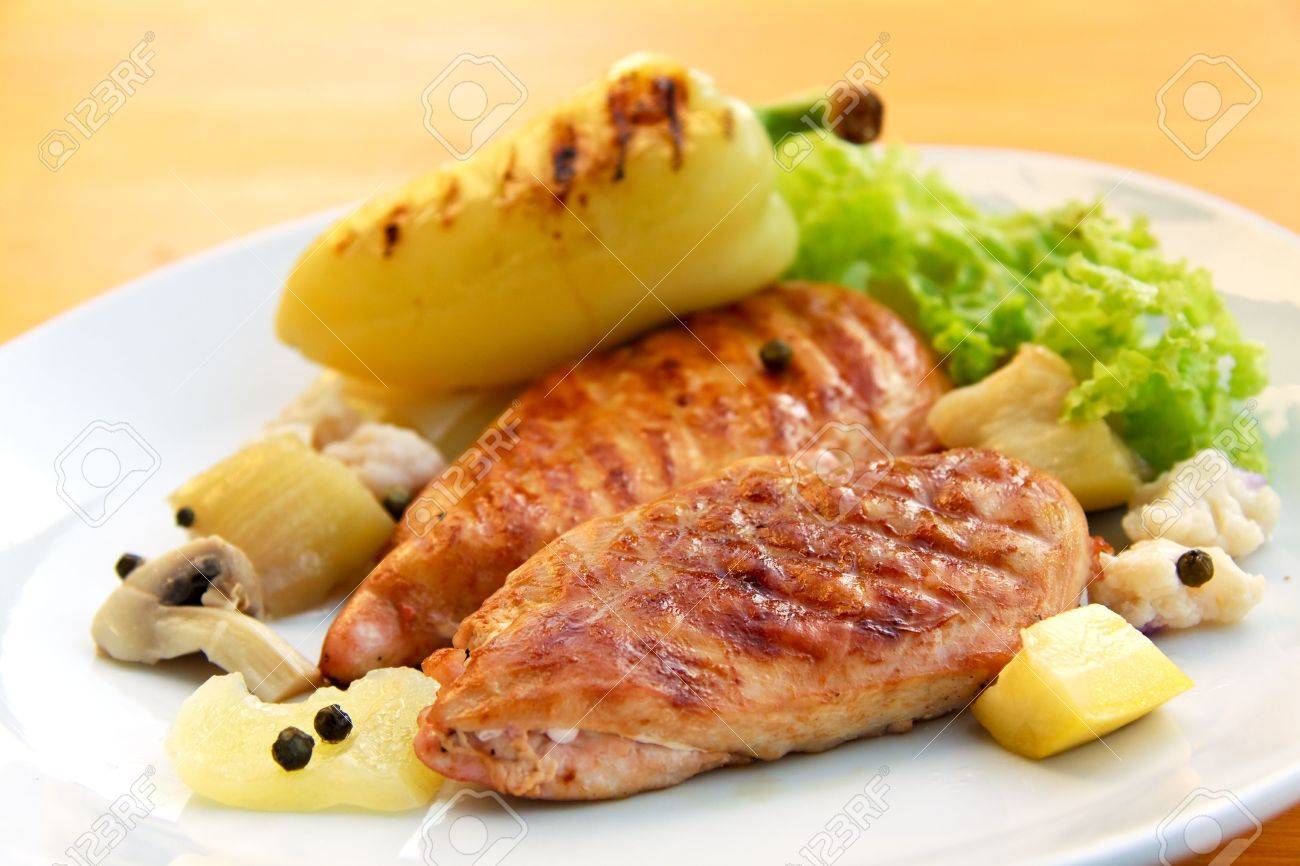 Rôti Grillé Escalope De Viande De Dinde Avec Des Légumes Escalope Grillée, Rôtis De Viande De Dinde Avec Des Légumes