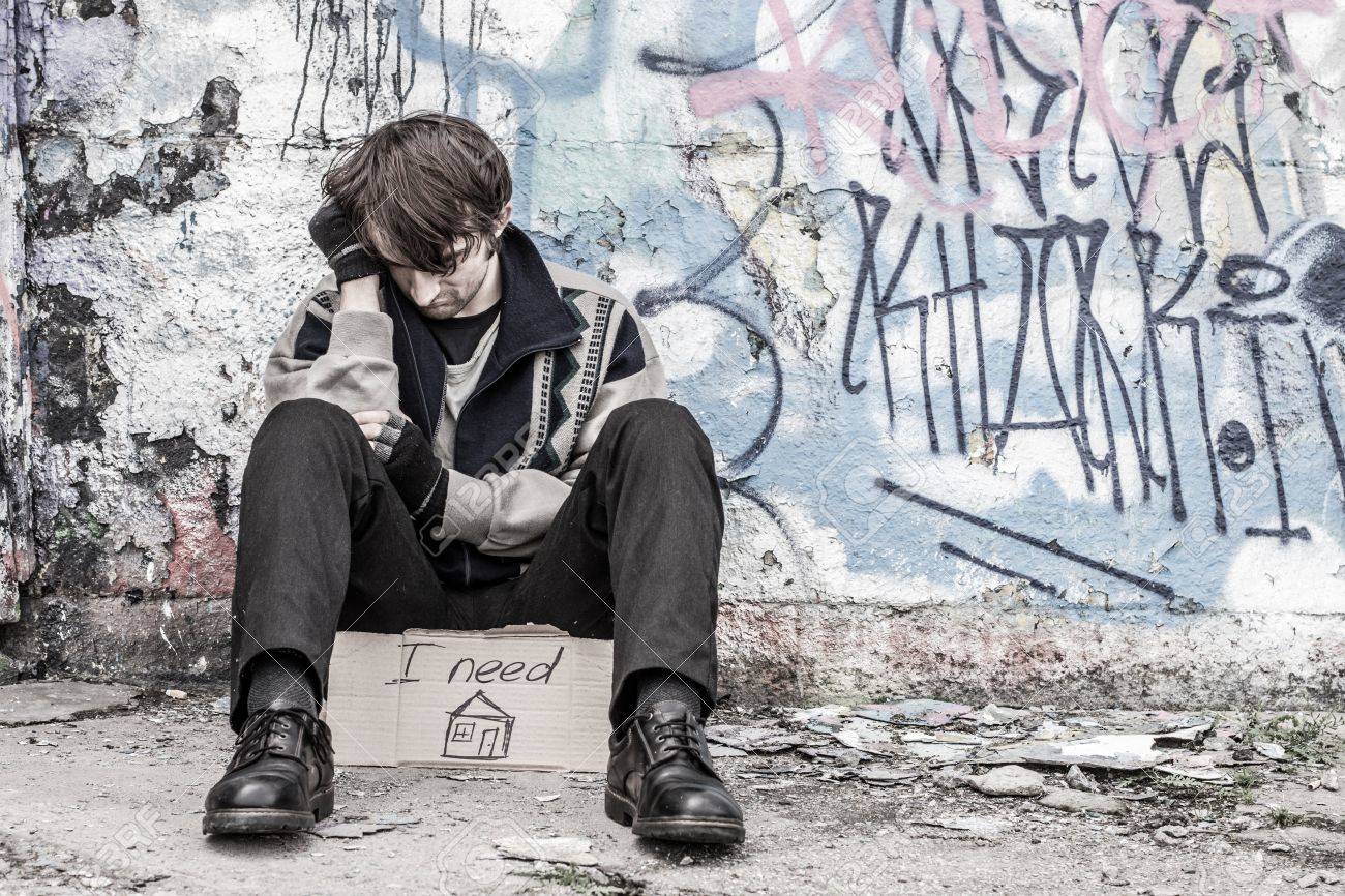 Homeless Junger Mann Mit Zeichen Ich Muss Nach Hause Auf Der