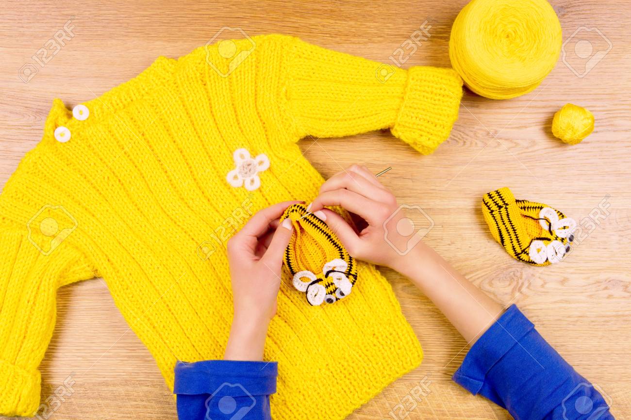ドレスメーカーの職場 黄色の赤ちゃんのブーツと黄色のセーターを糸の黄色いボールで作る女性の手 の写真素材 画像素材 Image ドレスメーカーの職場 黄色の赤ちゃんのブーツと黄色のセーターを糸の黄色いボールで作る女性の手 の写真素材 画像素材 Image