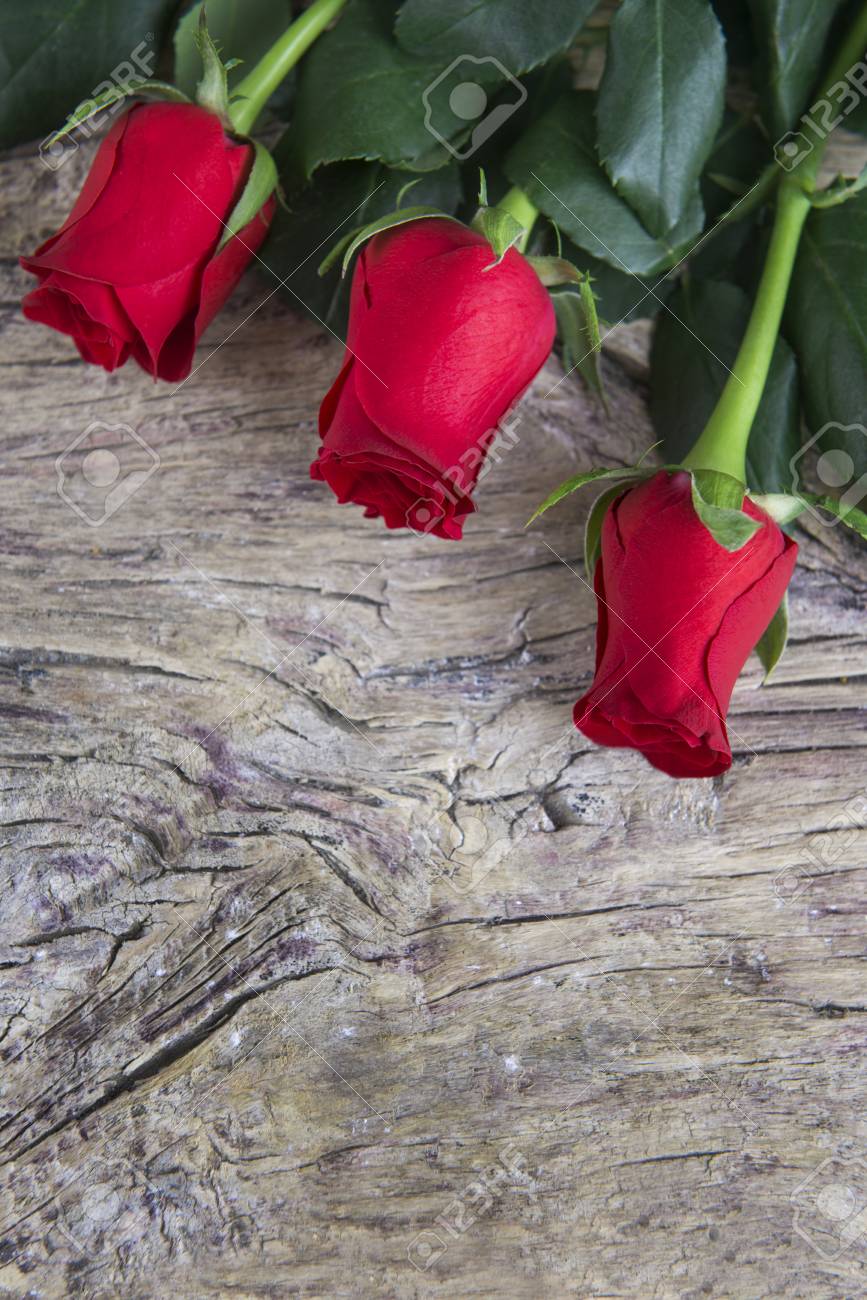 Hermosas Rosas Rojas Con Madera Vieja Textura Y El Espacio Vacío Para El  Mensaje Precioso Fotos, Retratos, Imágenes Y Fotografía De Archivo Libres  De Derecho. Image 68513911.