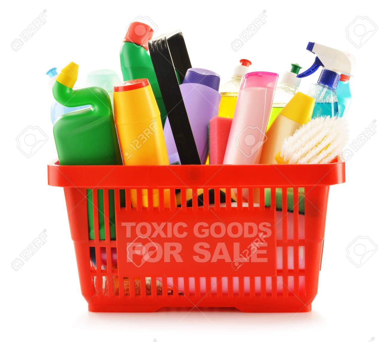 Cesta Las Botellas De Detergentes Y Productos De Limpieza Químicos En Blanco Fotos, Retratos, Imágenes Y Fotografía De Archivo Libres De Derecho. Image 19096824.