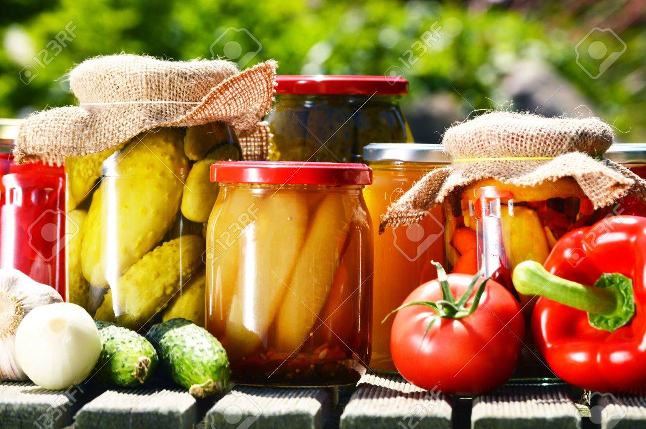 庭に野菜のピクルスの瓶 マリネ料理 の写真素材 画像素材 Image