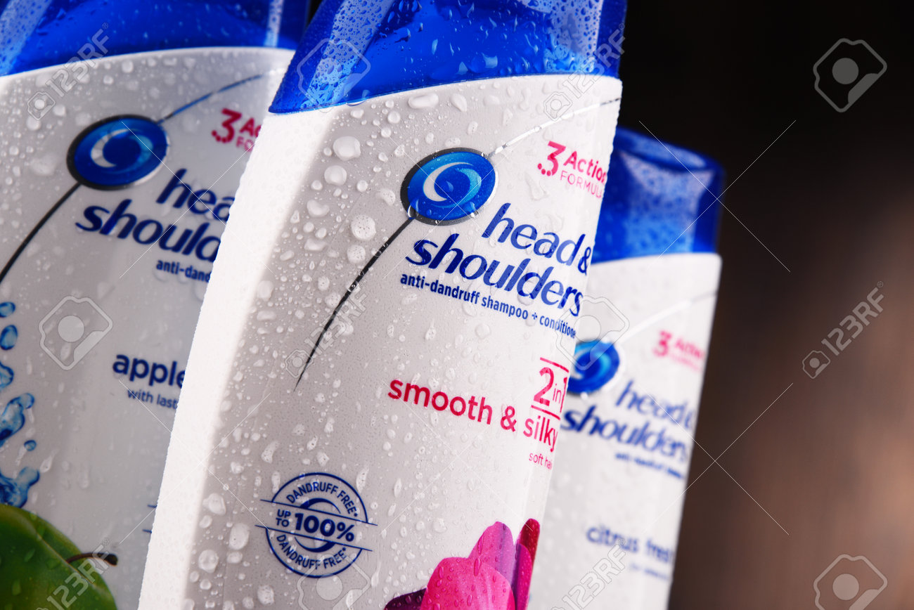 POZNAN, 폴란드 - 2017 년 12 월 7 일 : Head & Shoulders 제품, 1961 년에 소개 된 프록터 앤 갬블  (Procter & Gamble)의 비듬 방지 비듬 샴푸 브랜드 로열티 무료 사진,