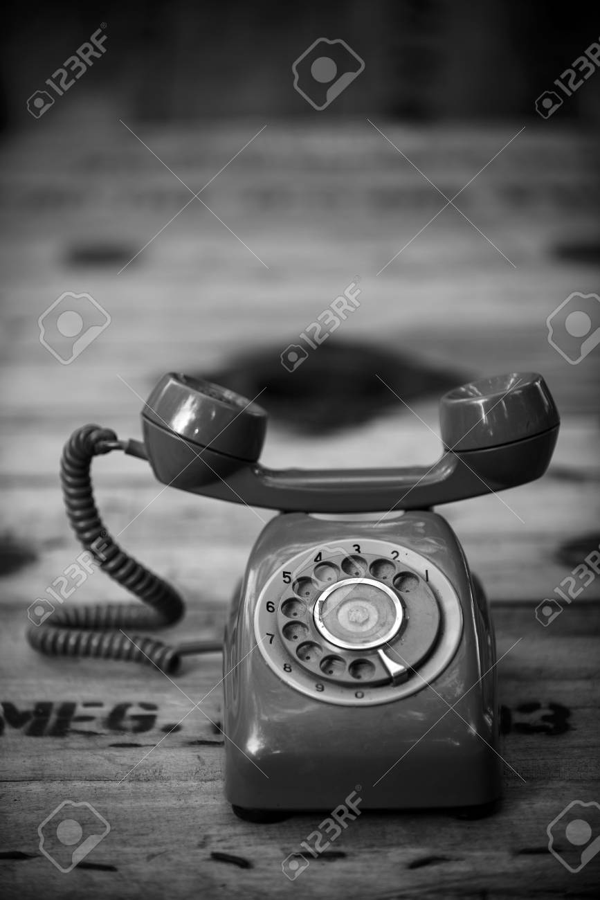 Altes Schwarzes Telefon Mit Staub Und Kratzer Auf Holzernem Retro Boden Lizenzfreie Fotos Bilder Und Stock Fotografie Image 73064753
