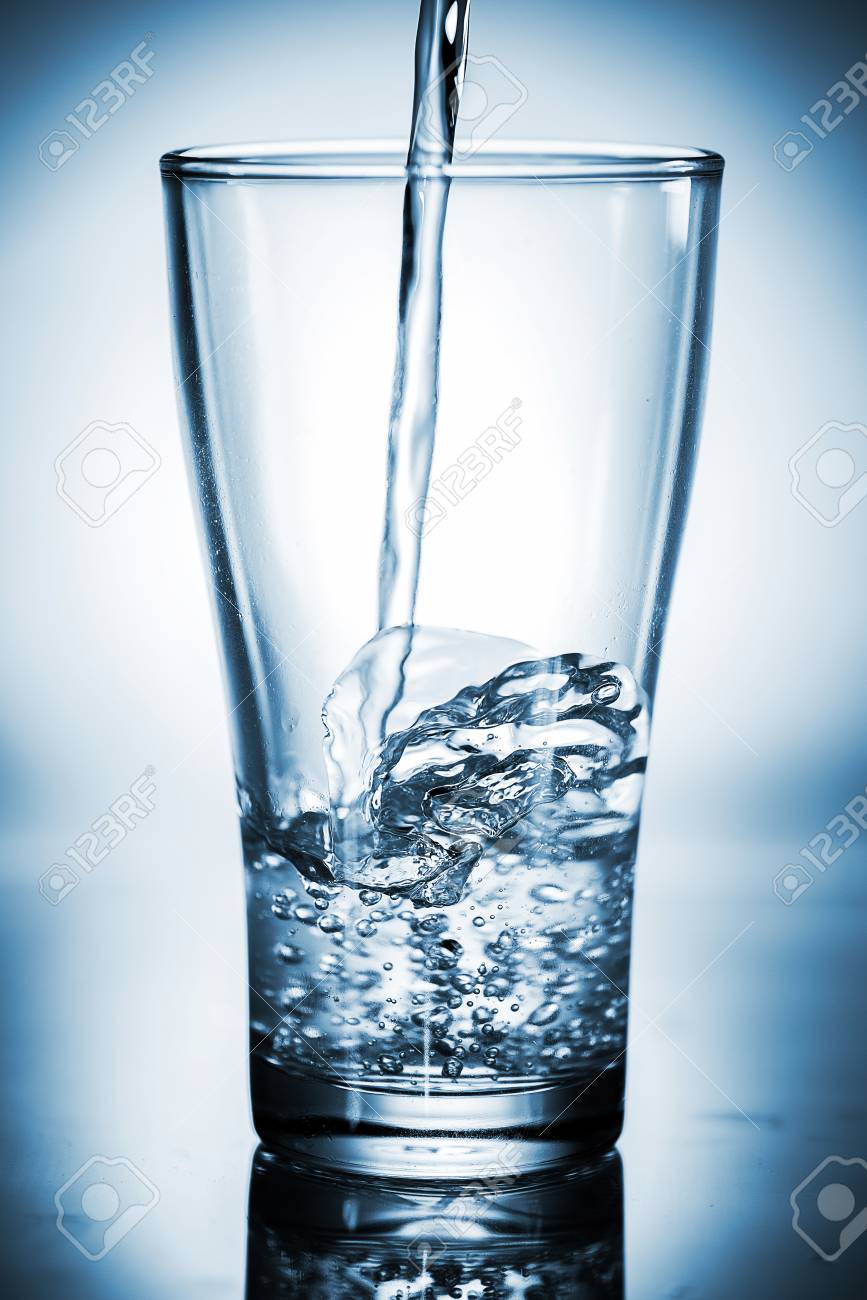 水の入ったグラスに注ぐ の写真素材 画像素材 Image
