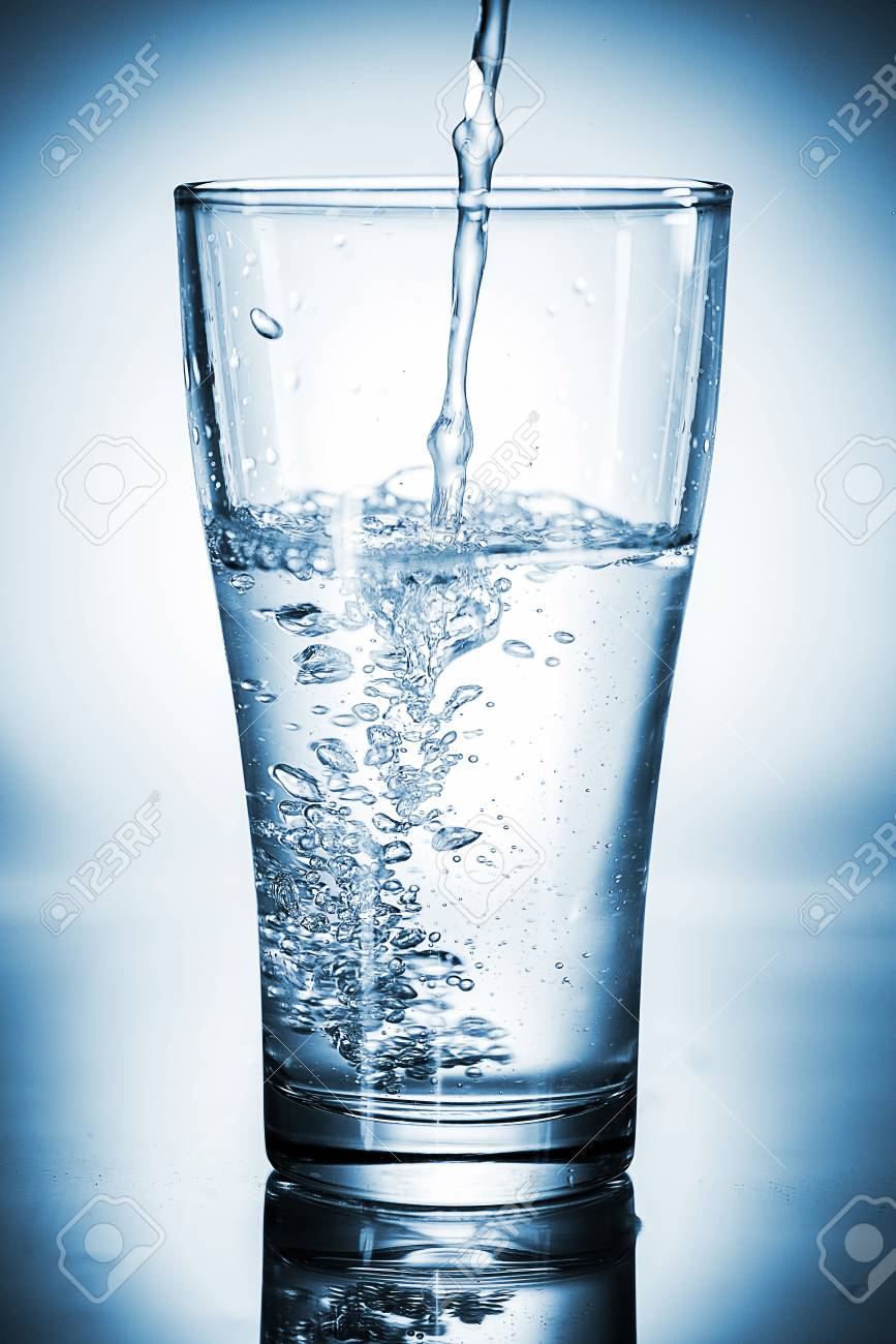 水の入ったグラスに注ぐ の写真素材 画像素材 Image