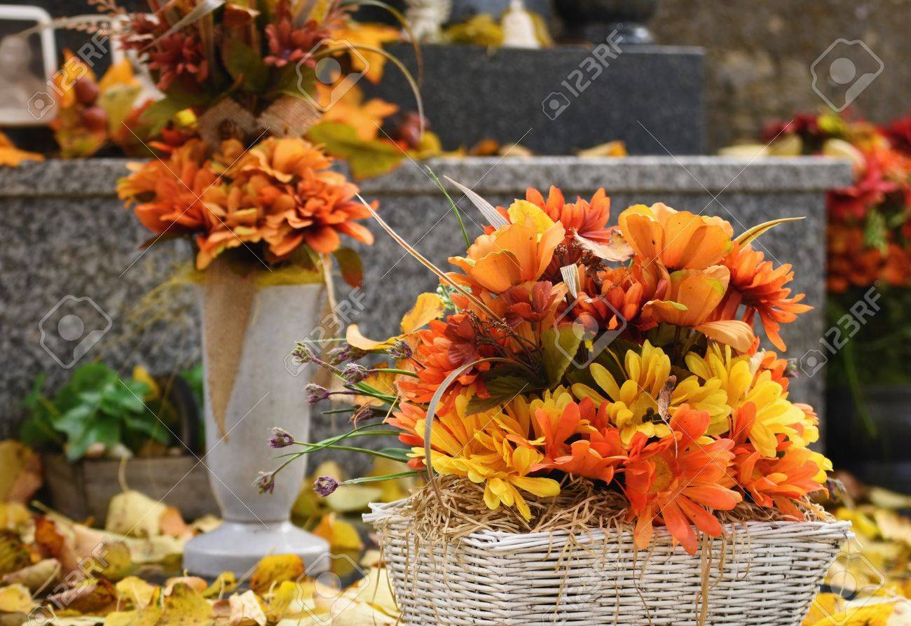 秋の自然の概念 美しい秋の装飾 墓地 ハロウィーンでカラフルな秋の花です の写真素材 画像素材 Image 秋の自然の概念 美しい秋の装飾 墓地 ハロウィーンでカラフルな秋の花です の写真素材 画像素材 Image