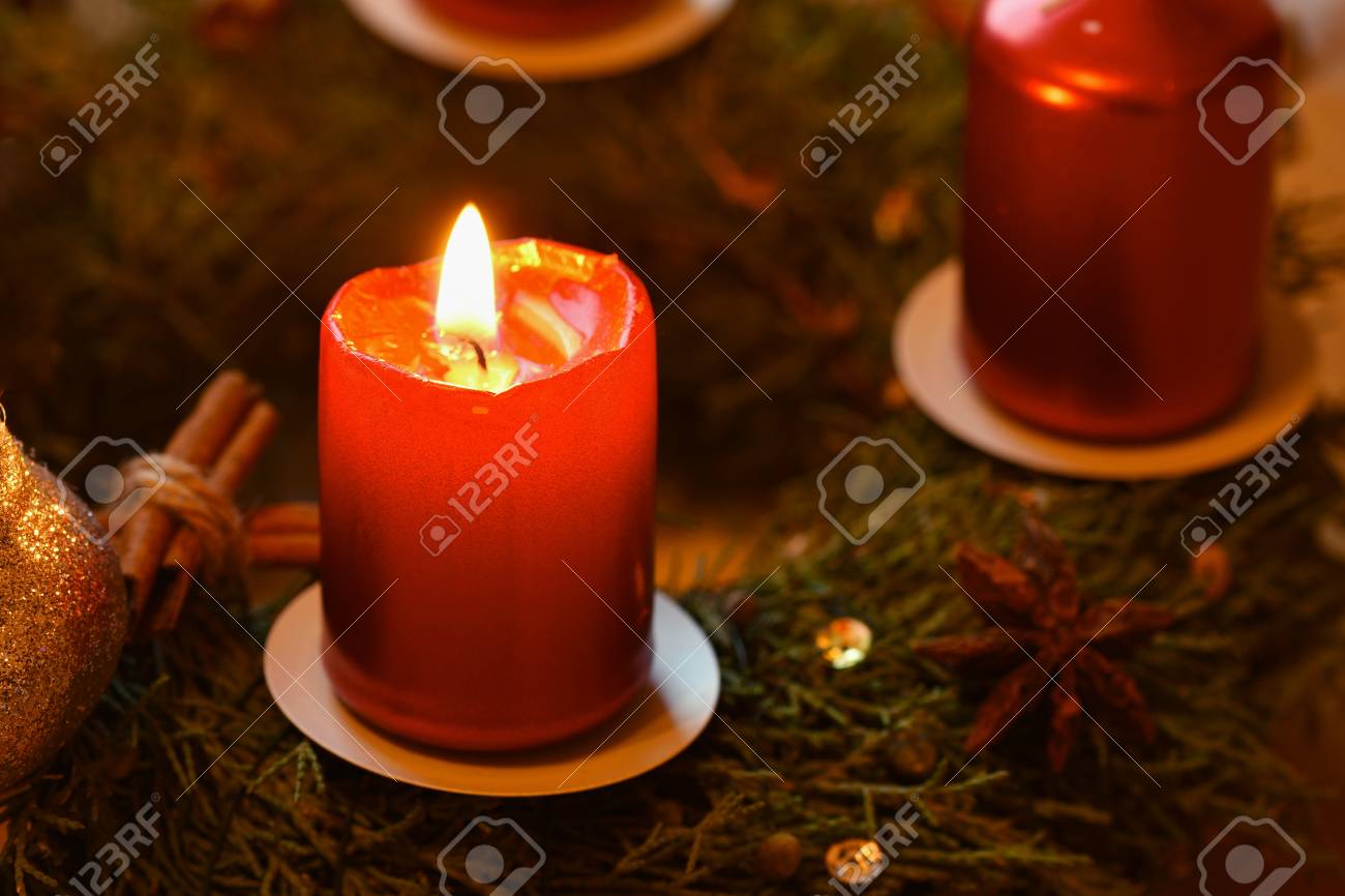 キャンドルとクリスマスリース 家の装飾 古典的なチェコの伝統 冬の季節 食べ物やクリスマスの休日のためのコンセプト の写真素材 画像素材 Image