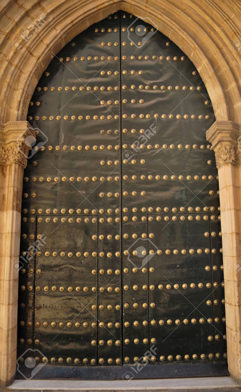 Una Puerta En Una Iglesia Situada En El Centro De Sevilla, España Fotos, Retratos, Imágenes Y Fotografía De Archivo Libres De Derecho. Image 27443204. Una Puerta En Una Iglesia Situada En El Centro De Sevilla, España Fotos, Retratos, Imágenes Y Fotografía De Archivo Libres De Derecho. Image 27443204.