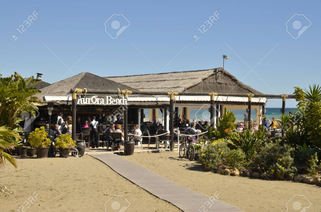 Les Personnes Ayant Le Déjeuner Dans Un Restaurant De La Plage De Marbella Une Ville Dans Le Sud De Lespagne Appartenant à La Province De Malaga