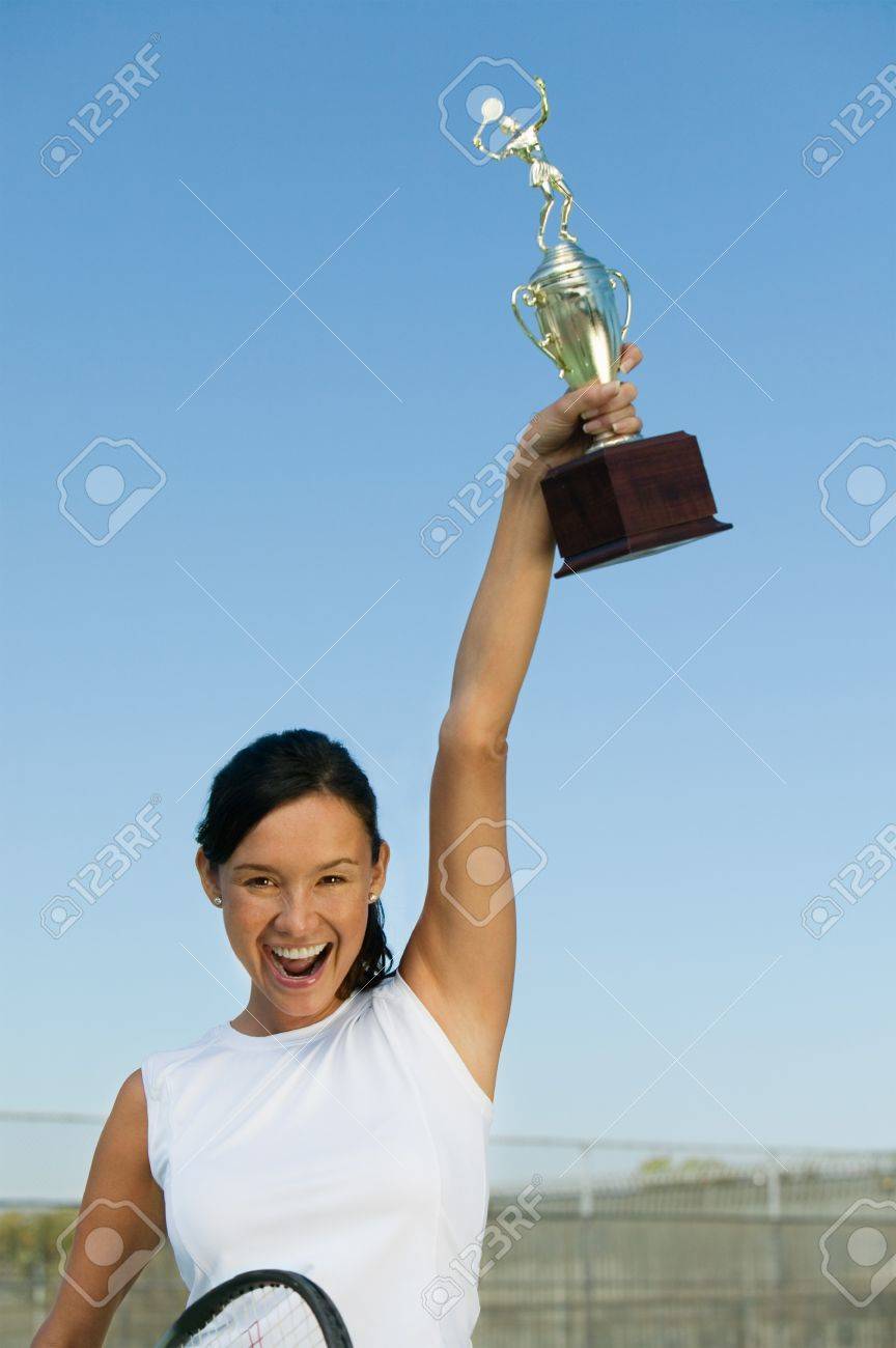 テニス プレーヤー持株優勝トロフィーを掲げる の写真素材 画像素材 Image