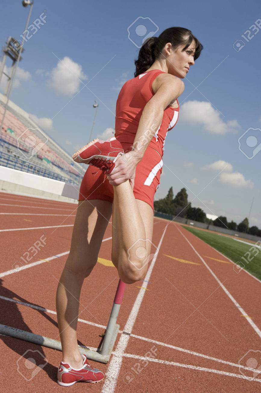 女性アスリートのハードルでストレッチ の写真素材 画像素材 Image