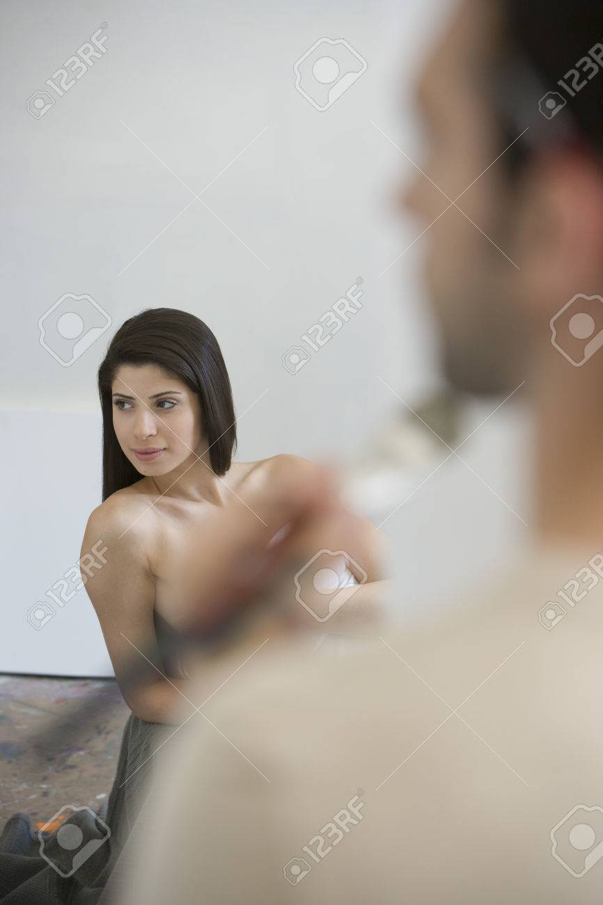 Modelo Del Artista Para Posar Desnuda Del Artista Fotos, retratos, imágenes  y fotografía de archivo libres de derecho. Image 5494580