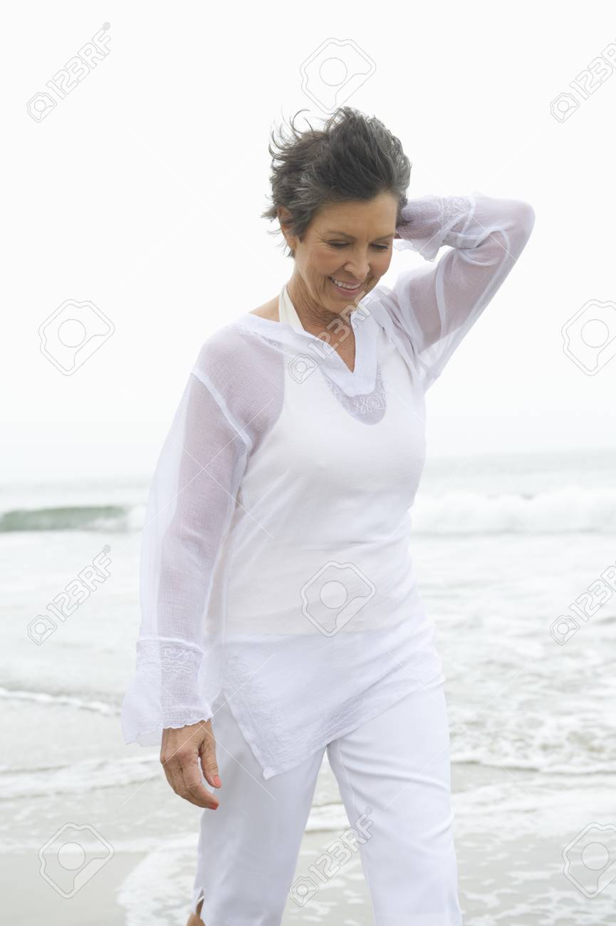 着衣　熟女 ウォーターズ エッジで白い服の熟女の写真素材・画像素材 Image 12735436