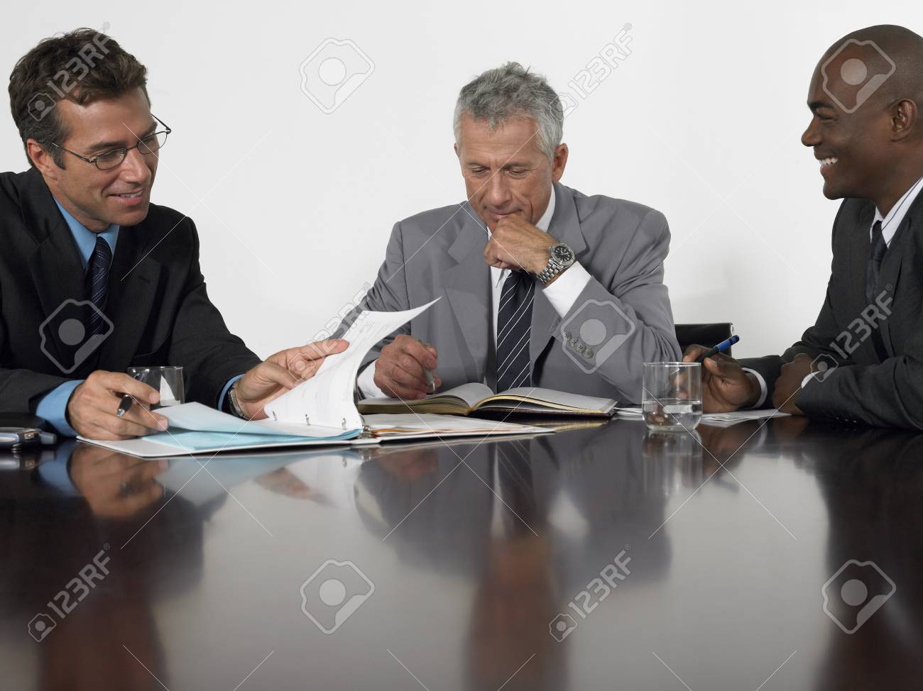 会議の 3 人のビジネスマン の写真素材 画像素材 Image 18884677