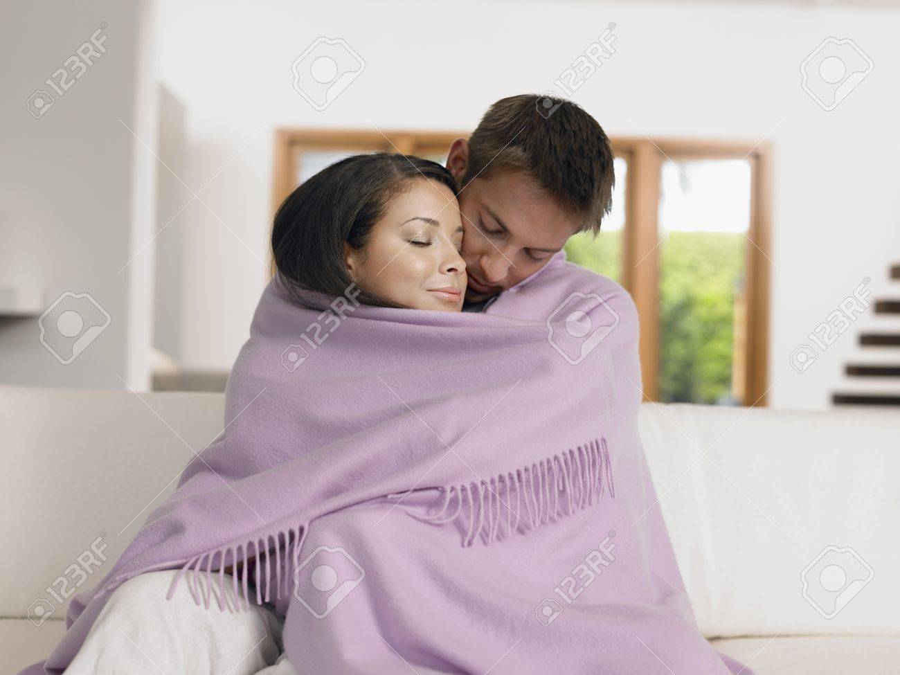 毛布に包まれた愛情のこもったカップル の写真素材 画像素材 Image