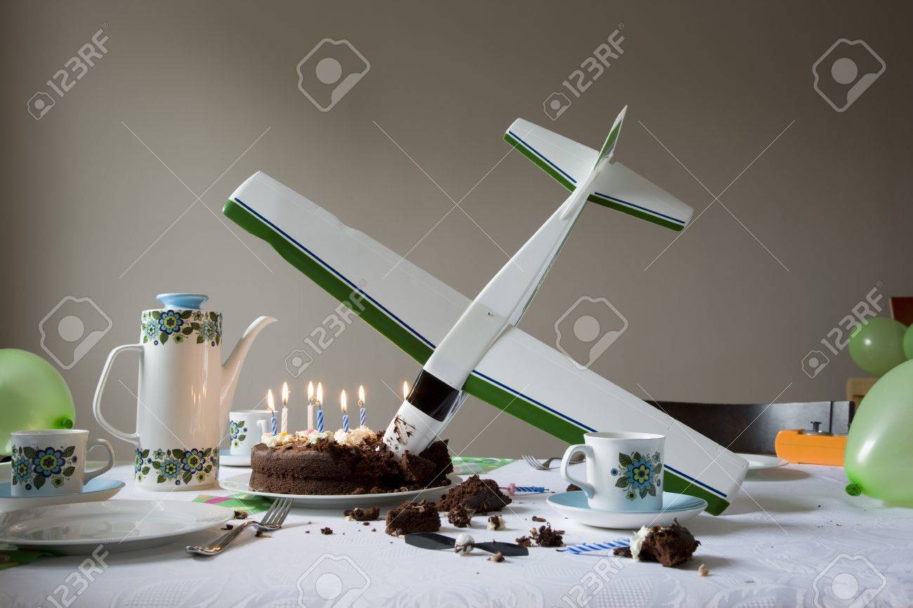 Modele Reduit D Avion Ecrase Sur Le Gateau D Anniversaire Banque D Images Et Photos Libres De Droits Image