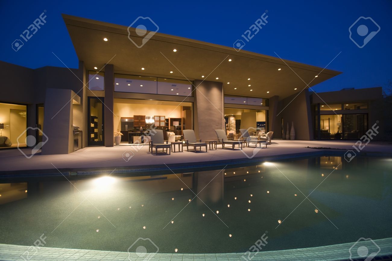 Lit Schwimmbad Und Haus Außen In Der Nacht Lizenzfreie Fotos, Bilder ... Lit Schwimmbad Und Haus Außen In Der Nacht Lizenzfreie Fotos, Bilder ...