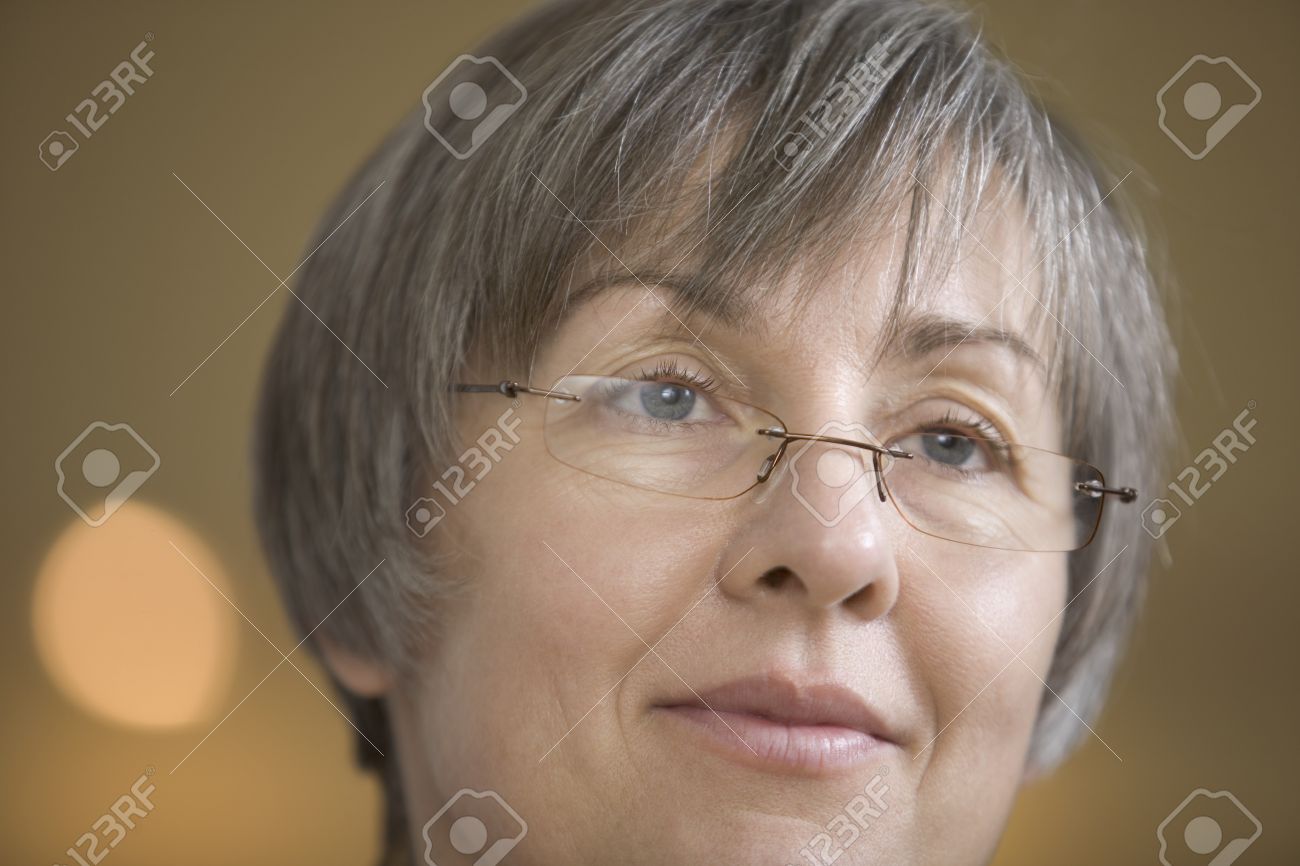 us無料 素人熟女眼鏡画像 眼鏡の短い灰色の髪熟女の写真素材・画像素材 Image 20741741