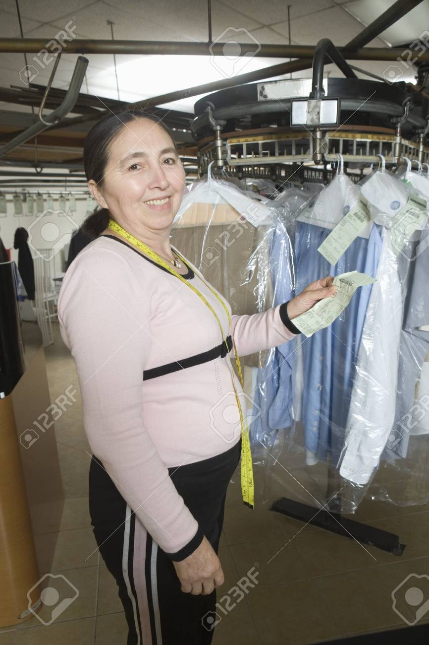 コイン ランドリーで働く熟女 の写真素材 画像素材 Image