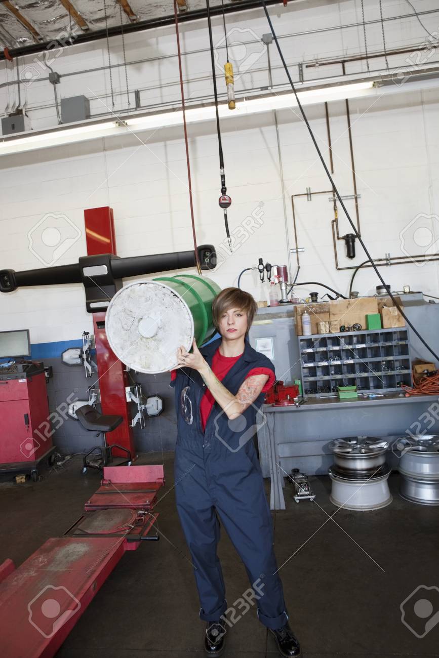 Portrait Einer Jungen Frau Die Ol Mechaniker Trommel Auf Schulter In Auto Reparatur Werkstatt Lizenzfreie Fotos Bilder Und Stock Fotografie Image 20743464