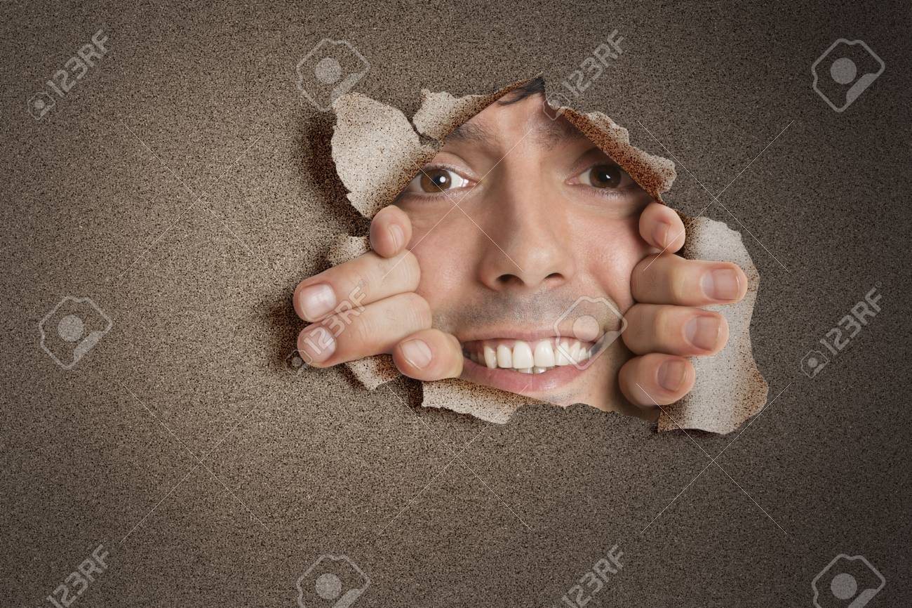 破れた紙の穴から覗く幸せな若いヒスパニック男の肖像 の写真素材 画像素材 Image 破れた紙の穴から覗く幸せな若いヒスパニック男の肖像 の写真素材 画像素材 Image
