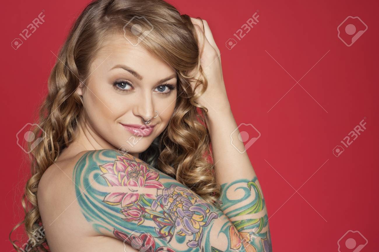 若い刺青美人色付きの背景上の肖像画 の写真素材 画像素材 Image