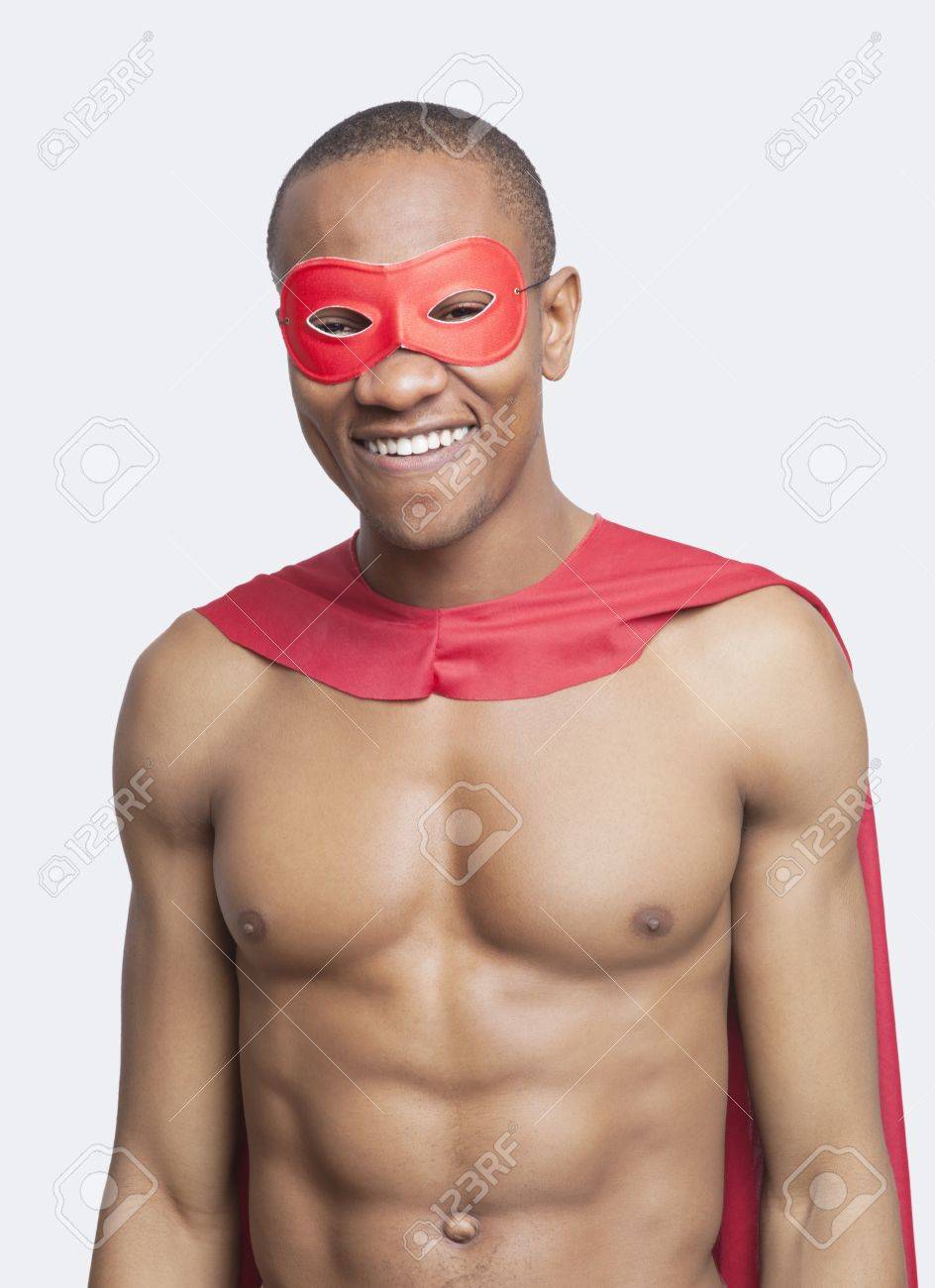 Porträt Der Jungen Mann Mit Nacktem Oberkörper In Superhelden-Kostüm  Lächelnd Vor Grauem Hintergrund Lizenzfreie Fotos, Bilder und Stock  Fotografie. Image 21010174.