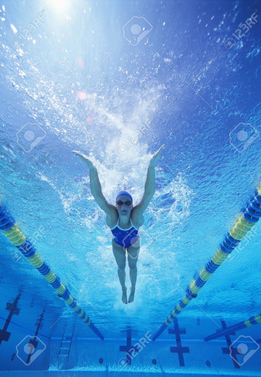 アメリカ合衆国水着水泳プールでの水泳選手 女性の完全な長さ の写真素材 画像素材 Image